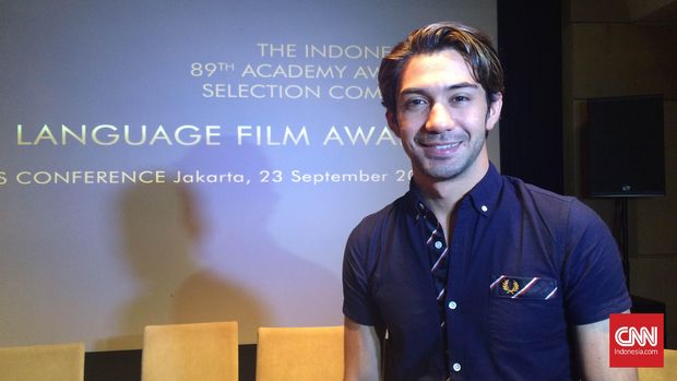 Reza Rahadian mengaku lebih senang berinteraksi langsung dibanding melalui media sosial.