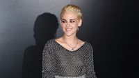 Gaya Kristen Stewart dengan Rambut Blonde dan Crop Top Chainmail