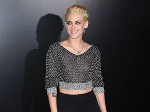 Gaya Kristen Stewart dengan Rambut Blonde dan Crop Top Chainmail