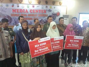 Adik Praka Wahyudi yang Gugur di Kebakaran Lahan Terima Beasiswa Adik Praka Wahyudi yang Gugur di Kebakaran Lahan Terima Beasiswa