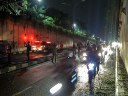 Puing Jembatan di Pasar Minggu Dibersihkan, Jalan Kembali Dibuka