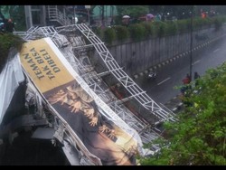 Begini Suasana Sesaat Setelah JPO Pasar Minggu Ambruk