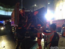 Mulai Dibersihkan, Puing JPO Diangkut ke Kantor Kecamatan Pasar Minggu