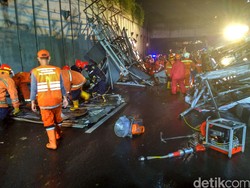 Petugas Mulai Evakuasi JPO Ambruk di Pasar Minggu, Jalan Masih Ditutup