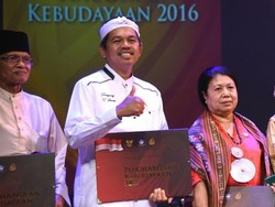 Bawa Sampurasun Mendunia, Bupati Dedi Raih Penghargaan dari Kemendikbud