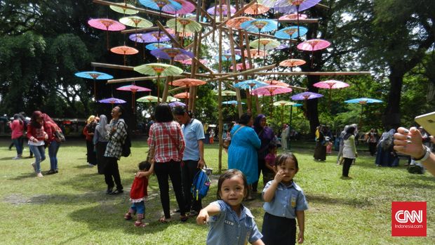 Festival Payung 2016 digelar untuk ke-tiga kali di Taman Balekambang, Solo, Jawa Tengah (23-25/9)