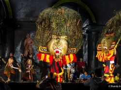 Tahu Tidak? Dadak Merak Reog Seberat 100 Kg Itu Ditopang Gigi, Bukan Bahu