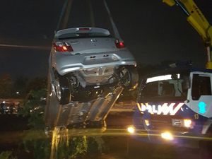 Toyota Agya Nyemplung ke Kali Epicentrum, Sopir Alami Luka Ringan