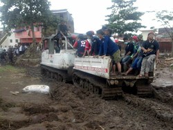 Berkubang Lumpur, Begini Cerita Anggota PMI Sukabumi di Area Banjir Garut