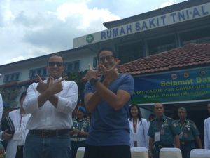 Anies-Sandiaga Uno Kenalkan Salam Jari, Begini Posenya