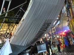 Mobil yang Tertimpa Reklame Jembatan Pasar Minggu Berhasil Dievakuasi