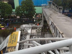 Warga Nekat Nonton dari Atas JPO Pasar Minggu, Petugas Lempar Sandal