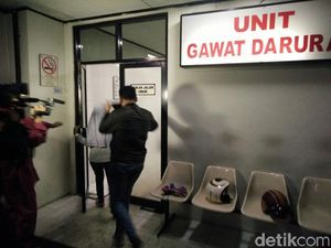 Perempuan ini Menangis di RS Siaga Usai Melihat Jenazah Korban JPO Pasar Minggu