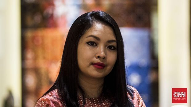 Designer Era Soekamto berpose di butiknya di Plaza Indonesia, Jakarta, Jumat, 23 September 2016. CNN Indonesia/Djonet Sugiarto