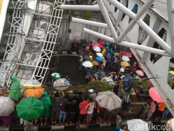 Atap dan Pagar JPO Pasar Minggu Ambruk: Sambil Pakai Payung Warga Tonton Evakuasi