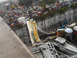 Penampakan Jembatan Penyeberangan Orang Ambruk di Pasar Minggu dan Upaya Evakuasi