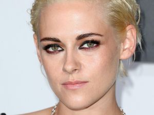 Foto: Gaya Maskulin Kristen Stewart Berambut Pirang Platinum