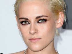 Foto: Gaya Maskulin Kristen Stewart Berambut Pirang Platinum