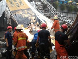 2 Orang Tewas, 1 Orang Kritis Akibat Pagar & Atap JPO Pasar Minggu Ambruk
