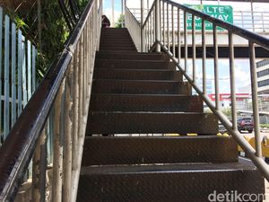 Video: Duh! Besi Pagar JPO Koja Jakut Banyak yang Hilang