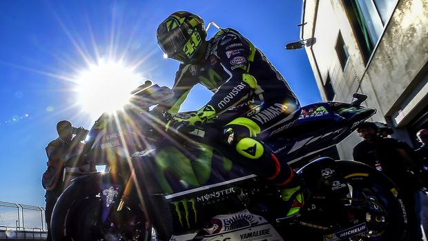 Yamaha Team's Italian rider Valentino Rossi leaves the pit during the Moto GP third practice session ahead of the Aragon Grand Prix at the Motorland racetrack in Alcaniz on September 24, 2016.  / AFP PHOTO / JOSE JORDAN