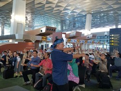 Hibur Penumpang, AP II Gelar Permainan Angklung dan Tarian di T3 Cengkareng
