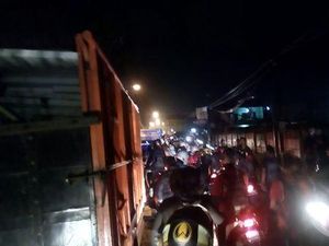 Banjir Setinggi Lutut di Joglo Jakbar, Arus Lalin Macet Parah