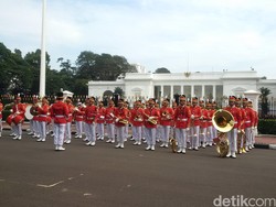 Momen Pergantian Jaga Paspampres yang Selalu Ditunggu Masyarakat