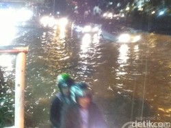 Banjir 40 Cm di Cawang Arah Bekasi, Kendaraan Banyak yang Mogok