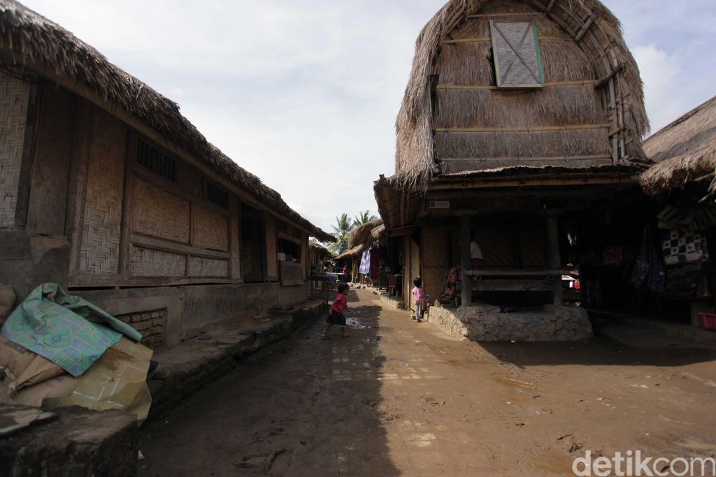 Desa Sade, Lombok Tengah, pada artikel rumah adat Bale Lumbung.