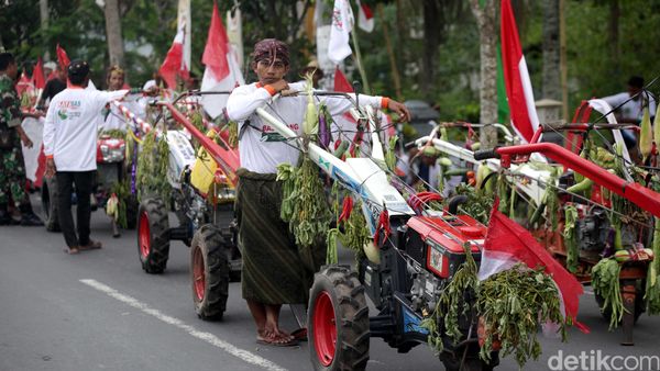 Meriahnya Parade Traktor di Lombok Tengah