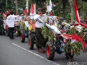 Meriahnya Parade Traktor di Lombok Tengah