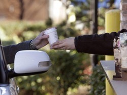 Kalau Tak Main HP Selama Menyetir, Pengemudi Dapat Kopi Gratis