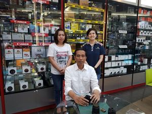 Jokowi Antar Kaesang Belanja Tripod di Tanah Abang