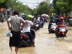 Gus Ipul Pantau Perkembangan Banjir Sampang yang Makin Meluas