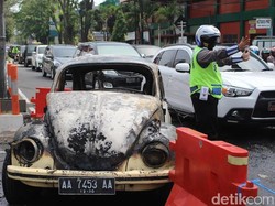 Mobil VW Kodok Terbakar di Traffic Light Pucang