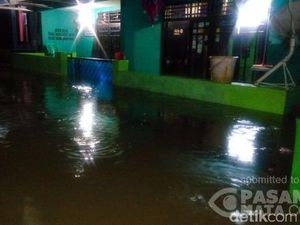 Hujan Lebat, Banjir Setinggi 60 Cm di Pejaten Barat Jakarta Selatan Hujan Lebat, Banjir Setinggi 60 Cm di Pejaten Barat Jakarta Selatan