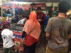 Beda Rejeki Penjual Suvenir dan Penjaja Kuliner di Arena PON Beda Rejeki Penjual Suvenir dan Penjaja Kuliner di Arena PON