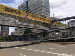 Papan Reklame Penuhi JPO Sarinah di jalan Thamrin