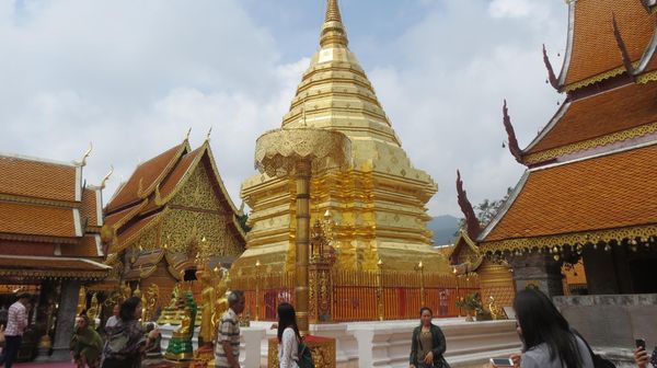 Wow Silau! Vihara dan Stupa Emas di Chiang Mai