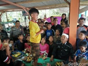 Asuh Anak di Pengungsian, Kang Dedi Buat Lomba Nyanyi Dadakan