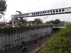 Dipasang Garis Polisi, Begini Penampakan JPO Pasar Minggu Pagi Ini