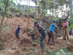 Longsor di Pamekasan, Bukit 7 Meter Tutup Jembatan
