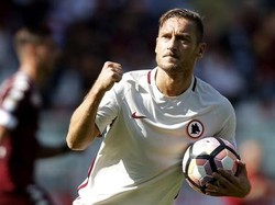 Buat Fans Roma, Totti Bukan Pahlawan melainkan Dewa
