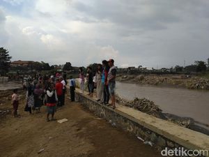 Terlalu! Bukan Membantu, Banyak Orang Malah Berselfie di Lokasi Banjir Garut