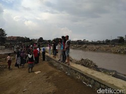 Terlalu! Bukan Membantu, Banyak Orang Malah Berselfie di Lokasi Banjir Garut