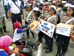 Saat Polantas Cilik Turun ke Jalan Galang Sumbangan untuk Warga Garut