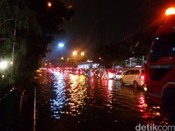 Ada Genangan 20 Cm, Lalin Arah Cawang Menuju Bekasi Macet