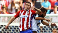 Gabi Hernandez berebut bola dengan Emre Colak. Andrea Comas/Reuters/detikFoto.