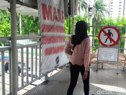 Sudah Hampir Setahun, Tulisan Maaf Bertengger di JPO Polda Metro